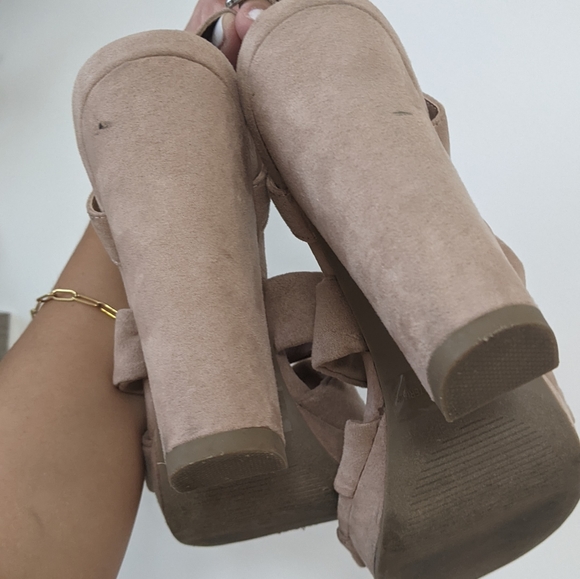 Size 6 heels - Picture 4 of 5